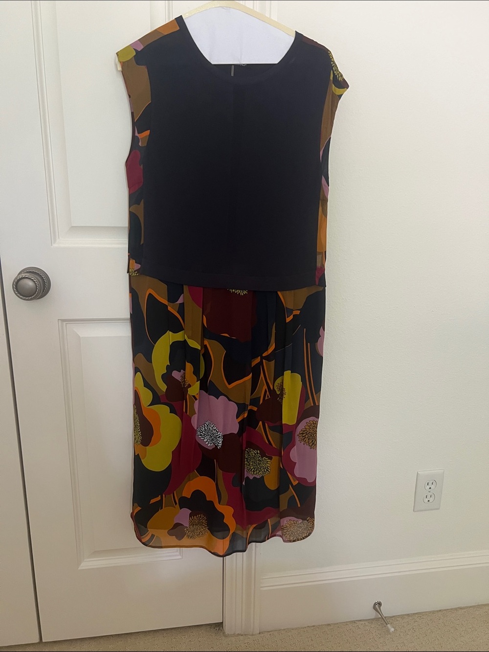 Luisa Cerrano colorful sleeveless dress. Size 8.